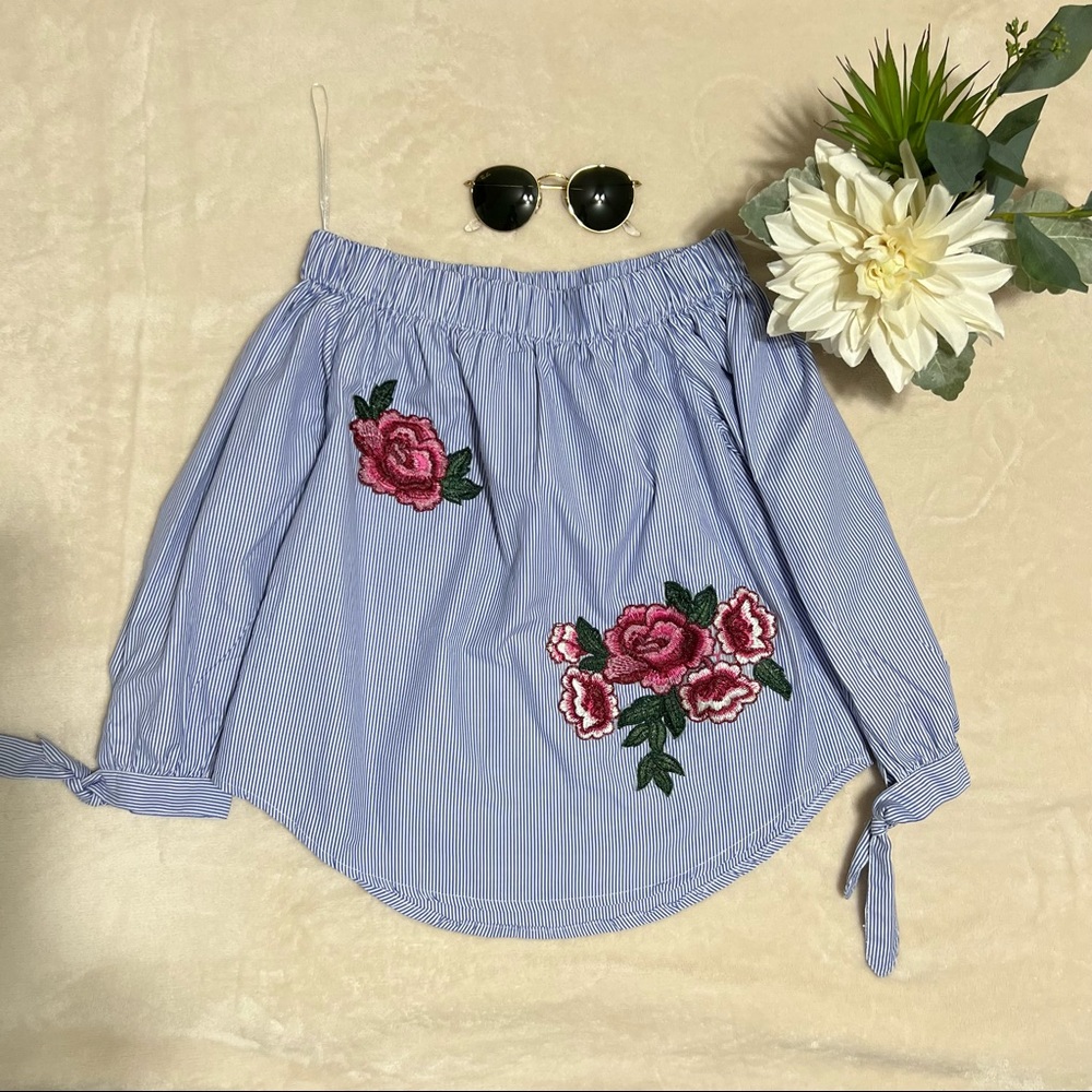 NWOT Off-shoulder embroidery loose top